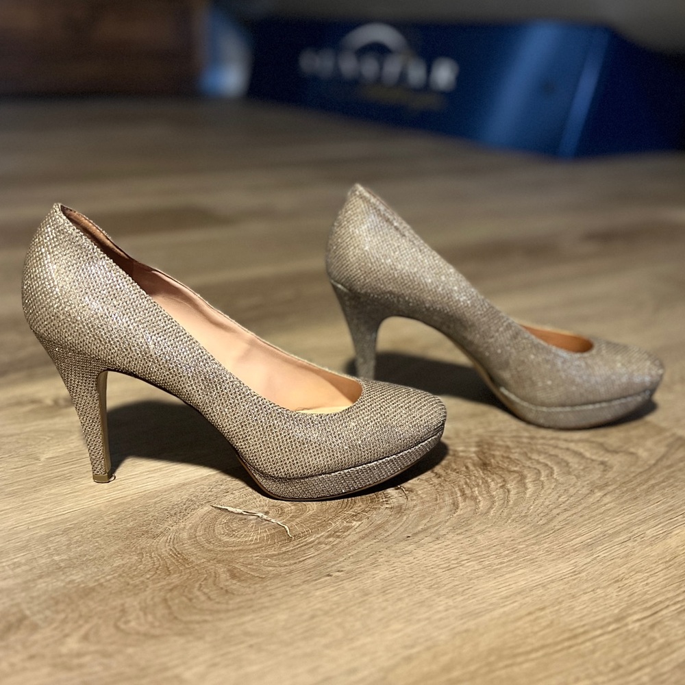 Enzo Angiolini Sparkle Platform Heels. Silvery-Gold. Aprx 3¾” heel & ¾” platform